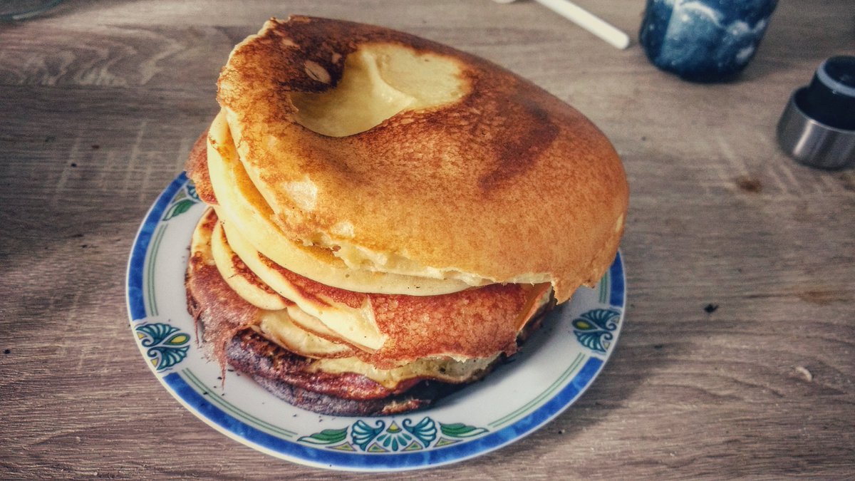 Photo d'une grande pile de pancakes