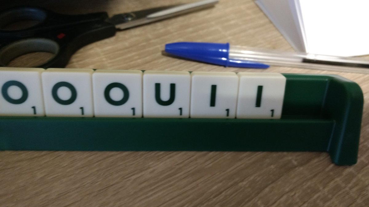 Photo de Scrabble avec les lettres : « OOOUII »