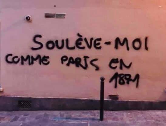 Tag sur un mur : « Soulève-moi comme Paris en 1871 »