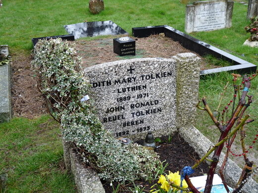 Pierre tombale d'Edith Mary Tolkien (Luthien) et de John Ronald Reuel Tolkien (Beren)
